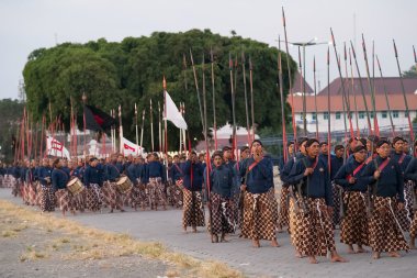 Yogyakarta, Endonezya - Eylül 2015 yaklaşık: Tören Sultan Muhafızlar sarongs Mart Sultan Sarayı (Keraton), Yogyakarta, Endonezya önünde