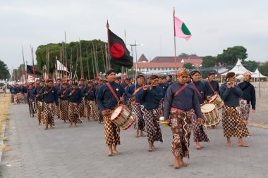 Yogyakarta, Endonezya - Eylül 2015 yaklaşık: Tören Sultan nöbet sarongs içinde Sultan Sarayı (Keraton), Yogyakarta, Endonezya önünde oluşumunda Mart