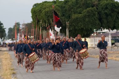 Yogyakarta, Endonezya - Eylül 2015 yaklaşık: Tören Sultan nöbet sarongs içinde Sultan Sarayı (Keraton), Yogyakarta, Endonezya önünde oluşumunda Mart