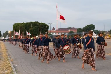 Yogyakarta, Endonezya - Eylül 2015 yaklaşık: Tören Sultan nöbet sarongs içinde Sultan Sarayı (Keraton), Yogyakarta, Endonezya önünde oluşumunda Mart