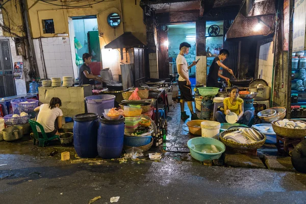 HANOI, VIETNAM - CIRCA AUGUST 2015: People make food in the street restaurant, Hanoi,  Vietnam — Stockfoto