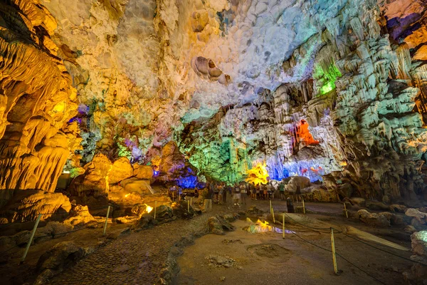 DAU GO CAVE, VIETNAM - CIRCA AGOSTO 2015: Colorida iluminación en la cueva Dau Go en la bahía de Halong, Vietnam —  Fotos de Stock