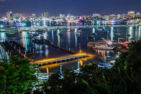 PATTAYA, TAILANDIA - CIRCA AGOSTO 2015: Las luces de la ciudad de Pattaya por la noche se reflejan en la bahía, Tailandia — Foto de Stock