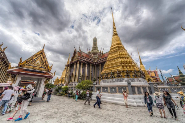 BANGKOK, THAILAND - CIRCA AUGUST 2015: People walk outside Prasat Phra Dhepbidorn, Royal Pantheon in Bangkok,  Thailand — Stock fotografie