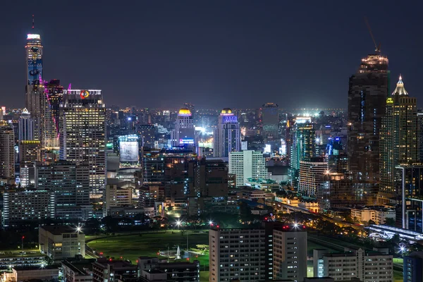 BANGKOK, THAÏLANDE - CIRCA AOÛT 2015 : Skyline de Bangkok, Thaïlande la nuit — Photo