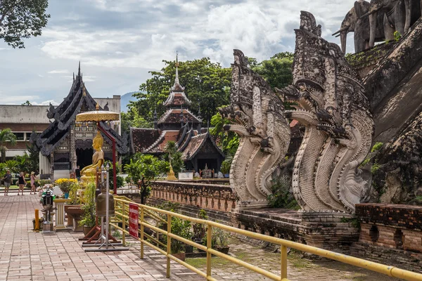 CHIANG MAI, THAILAND - CIRCA AUGUST 2015: Wat Chedi Luang Worawihan, Chiang Mai,  Thailand — Stock fotografie