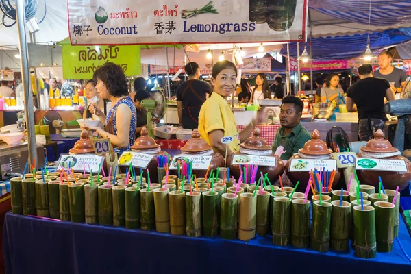 CHIANG MAI, THAILAND - CIRCA AUGUST 2015: Местные жители продают традиционные тайские блюда и напитки на ночном рынке в Чиангмае, Таиланд — стоковое фото