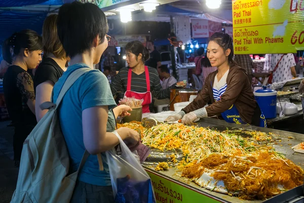 CHIANG MAI, THAILAND - CIRCA AUGUST 2015: Local people sell traditional Thai food and drinks at night market in Chiang Mai,  Thailand — Stockfoto