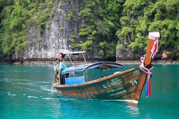 PHI PHI LEE ISLAND, TAILANDIA - CIRCA SEPTIEMBRE 2015: Navegación en barco por la laguna de Pileh, isla Phi Phi Lee, Mar de Andamán, Tailandia —  Fotos de Stock