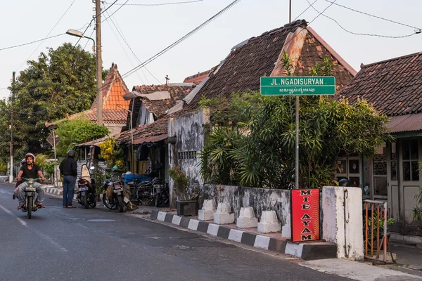YOGYAKARTA, INDONESIA - CIRCA SEPTEMBER 2015: Street of Jogyakarta town, Indonesia — стоковое фото