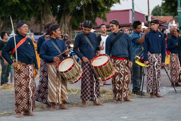 YOGYAKARTA, INDONÉSIA - CIRCA SETEMBRO 2015: Guardas cerimoniais do Sultão em sarongues em frente ao Palácio do Sultão (Keraton), Yogyakarta, Indonésia — Fotografia de Stock