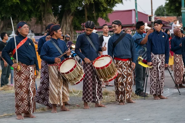 Yogyakarta, Endonezya - Eylül 2015 yaklaşık: Tören Sultan nöbet Sultan Sarayı (Keraton), Yogyakarta, Endonezya önünde duran sarongs içinde