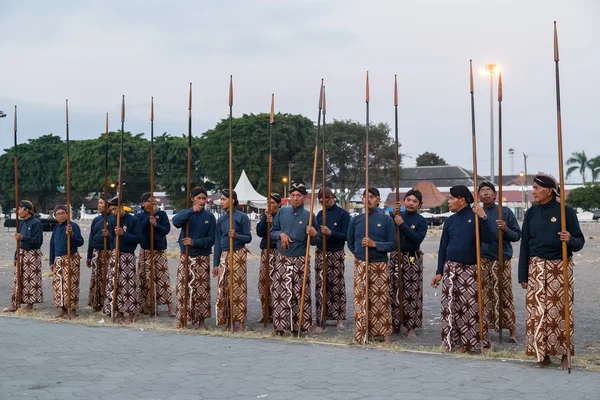 ジョグ ジャカルタ, インドネシア - 2015年 9 月年頃: 警備員の儀式スルタン スルタン宮殿 (ケラトン)、ジョグ ジャカルタ、インドネシアの前で槍で立っているサロンで — ストック写真