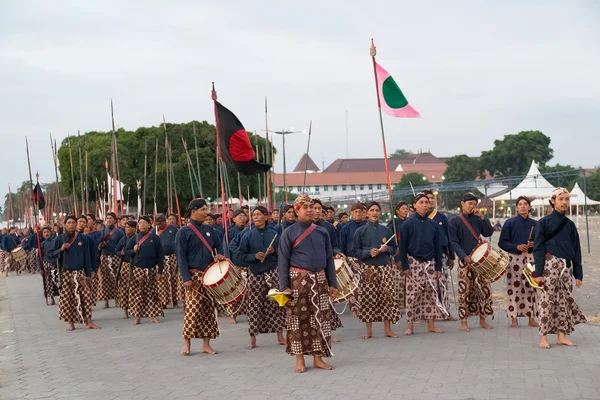 YOGYAKARTA, INDONESIA - CIRCA SEPTEMBER 2015: Ceremonial Sultan Guards in sarongs march in formation in front of Sultan Palace (Keraton), Yogyakarta,  Indonesia — Stock Photo, Image