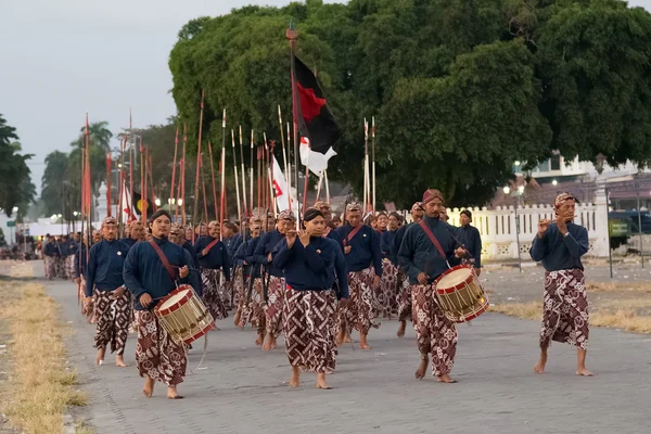 YOGYAKARTA, INDONÉSIA - CIRCA SETEMBRO 2015: Guardas de Sultão Cerimonial em sarongues marcham em formação em frente ao Palácio do Sultão (Keraton), Yogyakarta, Indonésia — Fotografia de Stock