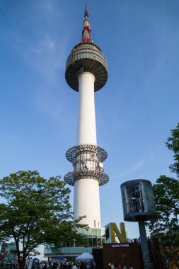 Seoul, Güney Kore - Eylül 2015 yaklaşık: Namsan kule Seoul, Güney Kore