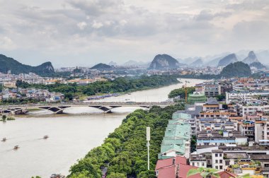 Guilin, Çin - Temmuz 2015 yaklaşık: Guilin Panorama ve onun karstik dağlar Fubo Hill