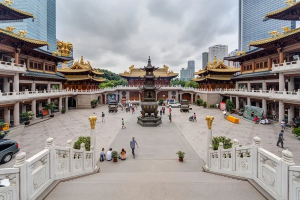 Шанхай, Китай - около сентября 2015 года: Храм Цзинъань, Шанхай, Китай — стоковое фото