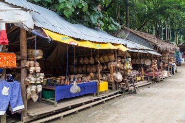 Luang Prabang, Laos - yaklaşık Ağustos 2015: Hediyelik eşya ve el sanatları Kouangxi şelaleler, Luang Prabang, Laos satılmaktadır