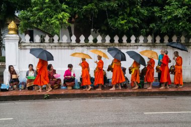 Luang Prabang, Laos - yaklaşık Ağustos 2015: geleneksel gıda Budist rahipler Luang Prabang, Laos sokaklarda dağıtma töreni sadaka