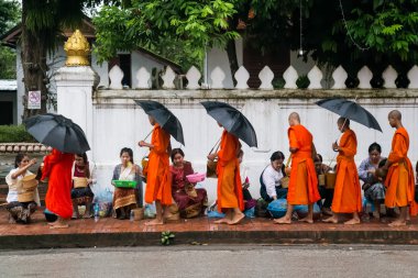 Luang Prabang, Laos - yaklaşık Ağustos 2015: geleneksel gıda Budist rahipler Luang Prabang, Laos sokaklarda dağıtma töreni sadaka