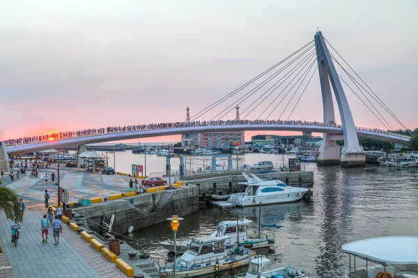 Nueva ciudad de Taipei, Taiwán - circa agosto 2015: Puente de Amante de Tamsui en Nueva ciudad de Taipei, Taiwán al atardecer —  Fotos de Stock