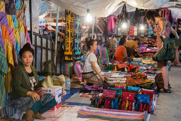 Луанг-Прабанг, Лаос - около августа 2015 года: Традиционный ночной рынок с ремеслами и сувенирами на улицах Луанг-Прабанга, Лаос — стоковое фото