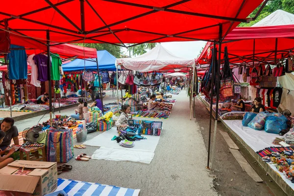 Luang Prabang, Laos - circa August 2015: Souvenirs and crafts are sold at night market in Luang Prabang,  Laos — Stockfoto