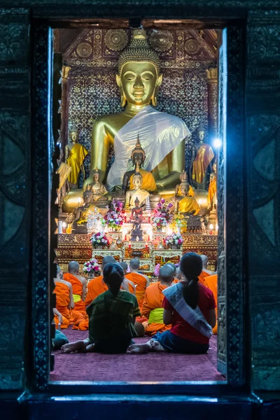 Луанг Прабанг, Лаос - около августа 2015 года: Монахи молятся в буддийском храме Ват Сиенг Тонг в Луанг Прабанге, Лаос — стоковое фото