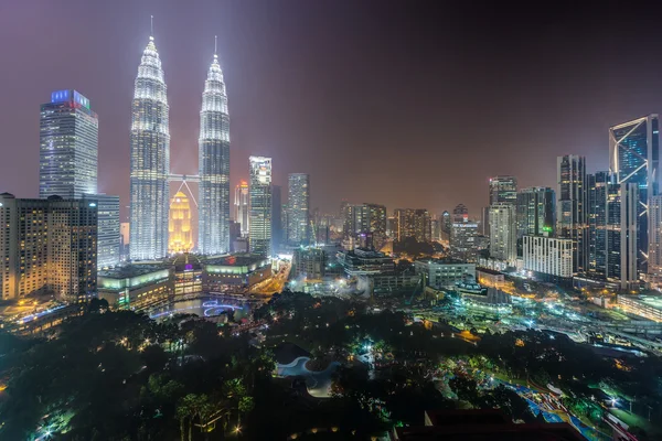 Kuala Lumpur, Malaisie - vers septembre 2015 : Panorama des tours jumelles Petronas et du parc de Kuala Lumpur la nuit — Photo