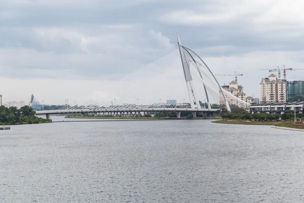 Putrajaya, Malaysia - circa September 2015: Seri Wawasan Bridge i Putrajaya på dagtid — Stockfoto