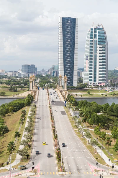 Putrajaya, Malasia - circa septiembre 2015: Puente Seri Gemilang y Plaza del Patrimonio en Putrajaya, Malasia —  Fotos de Stock