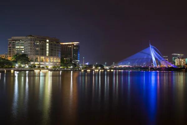 Путраджая, Малайзия - около сентября 2015 года: Вечером мост Сери Вавасан в Путраджае — стоковое фото