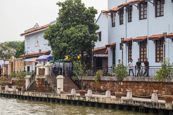 Malaca, Malasia - circa septiembre 2015: Paseo fluvial con casas históricas a lo largo de Sungai Melaka, Malaca, Malasia — Foto de Stock