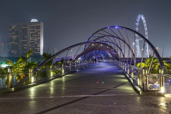 Singapur, Singapur - circa septiembre 2015: Puente Helix en Singapur por la noche — Foto de Stock