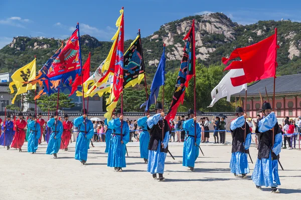 Seul, Coreia do Sul - cerca de setembro de 2015: guardas do palácio marchando em vestidos tradicionais coreanos no Palácio Gyeongbokgung, Seul, Coréia — Fotografia de Stock
