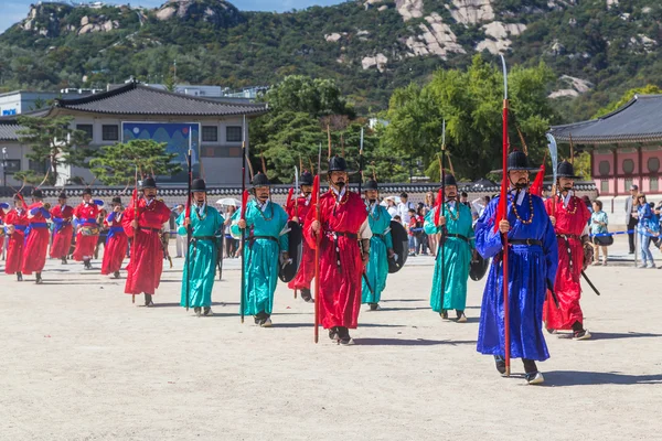 Seul, Coreia do Sul - cerca de setembro de 2015: guardas do palácio marchando em vestidos tradicionais coreanos no Palácio Gyeongbokgung, Seul, Coréia — Fotografia de Stock