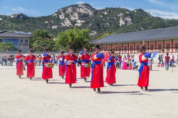 Seul, Coreia do Sul - cerca de setembro de 2015: guardas do palácio marchando em vestidos tradicionais coreanos no Palácio Gyeongbokgung, Seul, Coréia — Fotografia de Stock