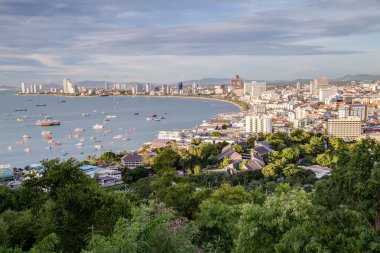Pattaya, Tayland - 08 22 2015: Pattaya Panorama, gündüzleri Tayland kıyısında resort şehir