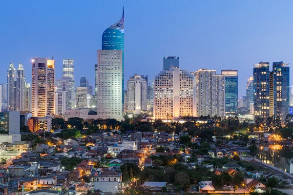 Gün batımında yüksek binalar ile Jakarta şehir manzarası