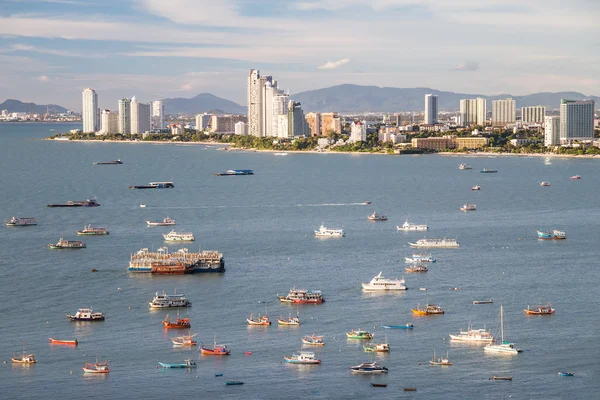 Pattaya, thailand - 08 22 2015: skyline von pattaya, thailand mit bucht und booten — Stockfoto