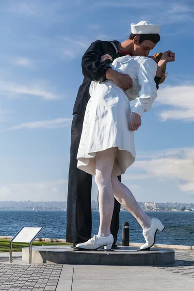 San Diego, CA / USA - 01 12 2015: Sculpture Kiss, USS Midway Museum, San Diego, California — стоковое фото