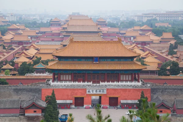 Запретный дворец, покрытый смогом и загрязнением воздуха в Пекине, Китай — стоковое фото