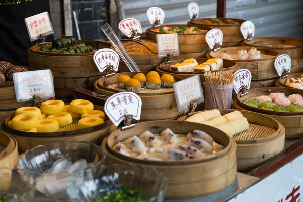 Східні Азії десерти продаються на вуличних нічного ринку в Китаї — стокове фото