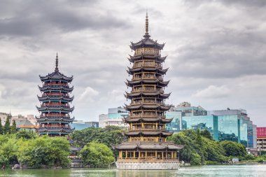 Güneş ve ay İki Yataklı Çift Kişilik pagodadan ve Guilin gölde Shanhu