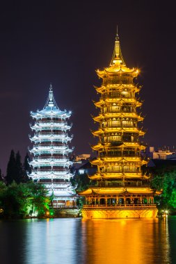 Güneş ve ay İki Yataklı Çift Kişilik pagodadan ve Guilin gölde Shanhu