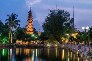 Tran Quoc Pagoda ışıkları gece, Hanoi gölde yansıyan