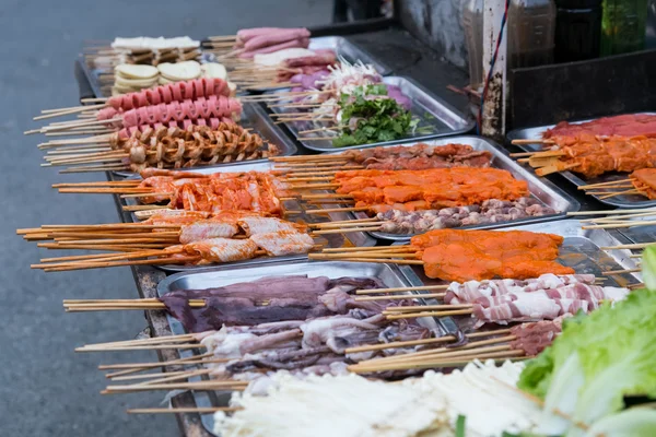 Восточно-азиатское барбекю продается на ночном рынке в Китае — стоковое фото