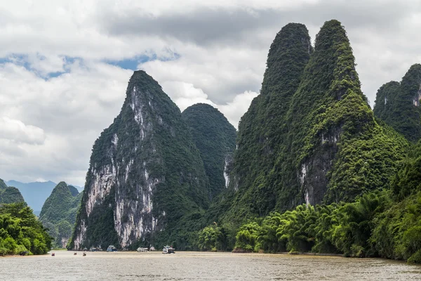 Montagnes karstiques et sommets calcaires de la rivière Li en Chine — Photo