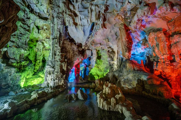 Colorida iluminación en la cueva Dau Go en la bahía de Halong, Vietnam —  Fotos de Stock